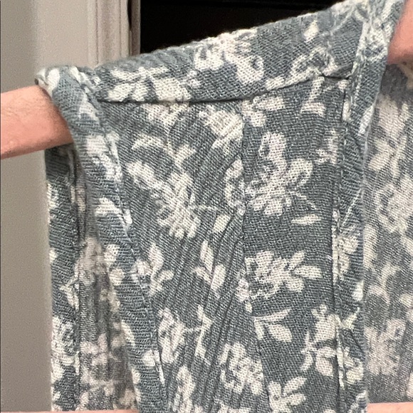 Chic Floral Sleeveless Top - Light turquoise and White - Picture 11 of 12